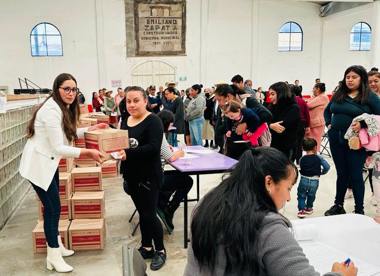 DIF municipal de Emiliano Zapata entrega despensas a adultos mayores y niños con alguna discapacidad